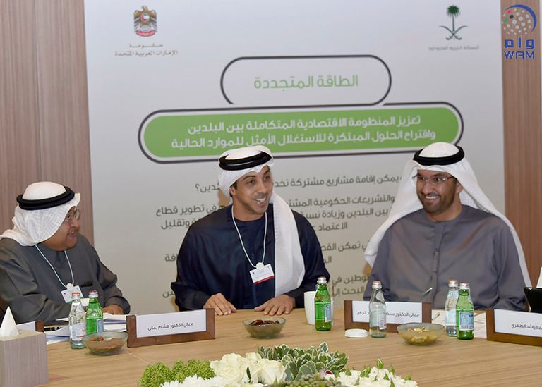 الشيخ محمد بن راشد نائب رئيس دولة الإمارات يتوسط الحضور في خلوة العزم