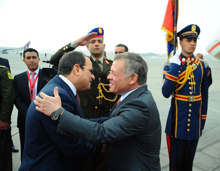 الرئيس السيسي والملك عبد الله يستعرضان حرس الشرف قبل جلسة المباحثات