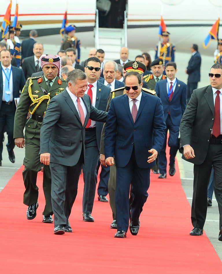 الرئيس السيسي والملك عبد الله يستعرضان حرس الشرف قبل جلسة المباحثات