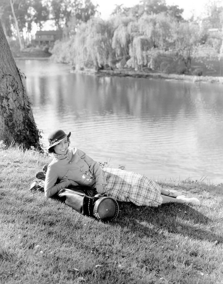 ألبسة النساء قديماً في لعبة التنس النسائية