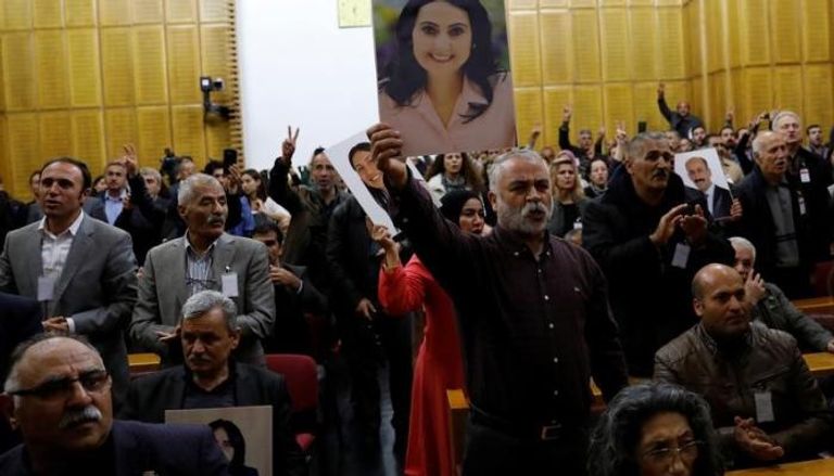 أحد أنصار فيجن يوكسيكداج يرفع صورتها في البرلمان التركي
