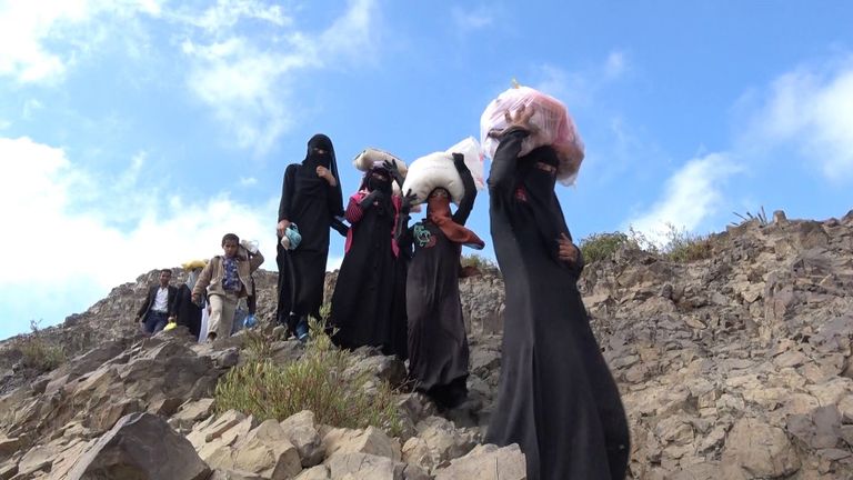 جانب من عملية التهجير عبر الجبال