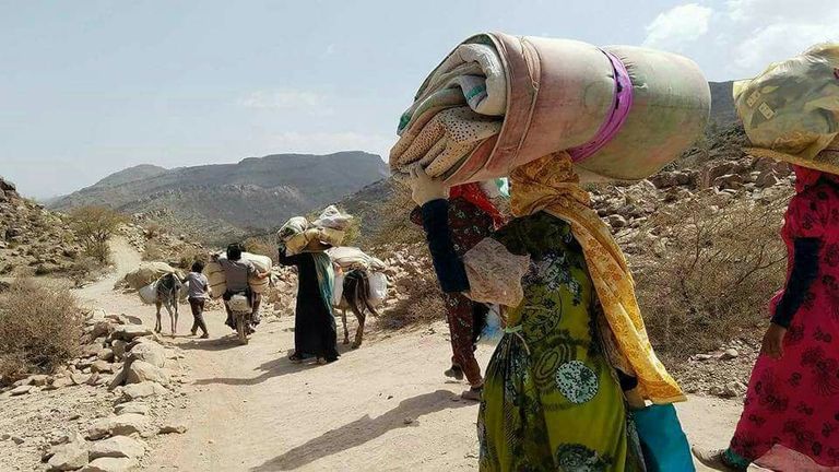 جانب من عملية التهجير عبر الجبال