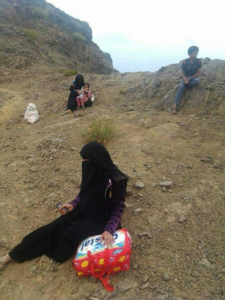 جانب من عملية التهجير عبر الجبال