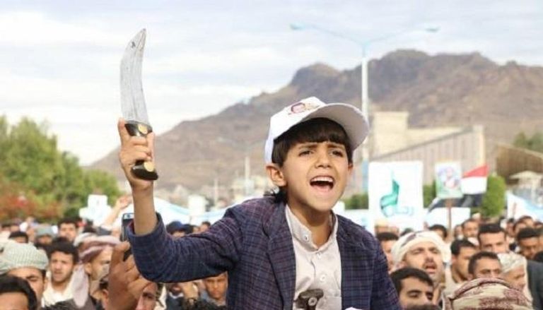 إشراك الأطفال بالسلاح في مسيرات الحوثي بصنعاء
