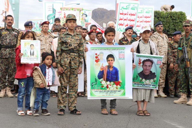 إشراك الأطفال بالسلاح في مسيرات الحوثي بصنعاء