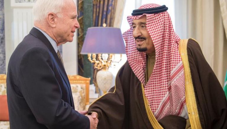 الملك سلمان وقادة السعودية يستقبلون جون ماكين