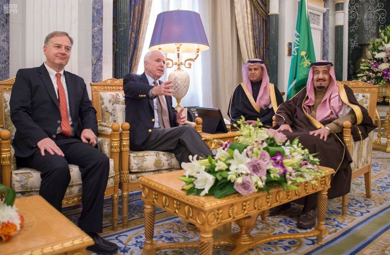 الملك سلمان بن عبدالعزيز يستقبل السيناتور الأمريكي جون ماكين في الرياض
