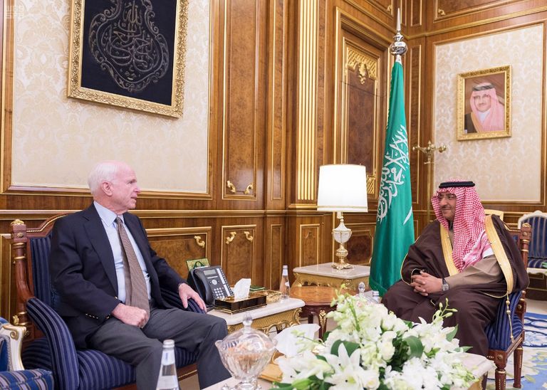 الملك سلمان بن عبدالعزيز يستقبل السيناتور الأمريكي جون ماكين في الرياض