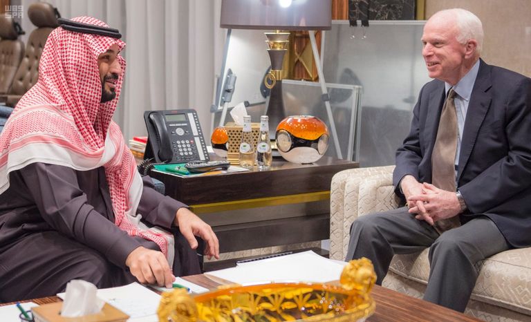الملك سلمان بن عبدالعزيز يستقبل السيناتور الأمريكي جون ماكين في الرياض