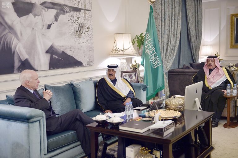 الملك سلمان بن عبدالعزيز يستقبل السيناتور الأمريكي جون ماكين في الرياض