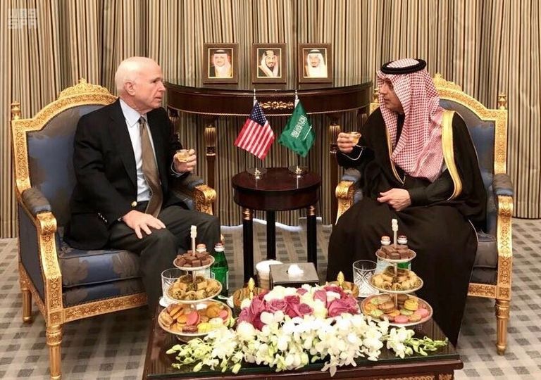الملك سلمان بن عبدالعزيز يستقبل السيناتور الأمريكي جون ماكين في الرياض