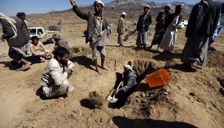الحوثيون يحفرون مقابر لدفن قتلاهم