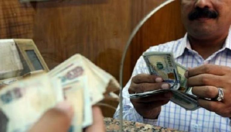 مصري يبيع الدولار لأحد البنوك.. رويترز