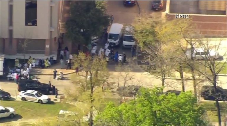 عناصر الأمن ينتشرون بمحيط المستشفى