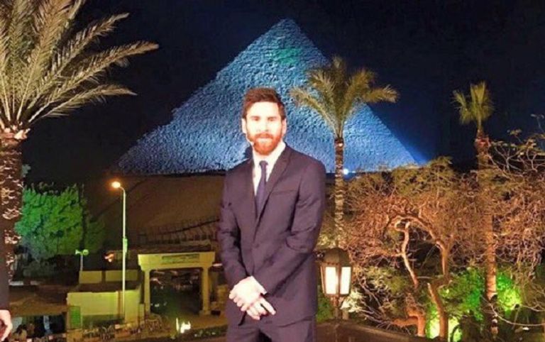 ميسي أمام الأهرامات