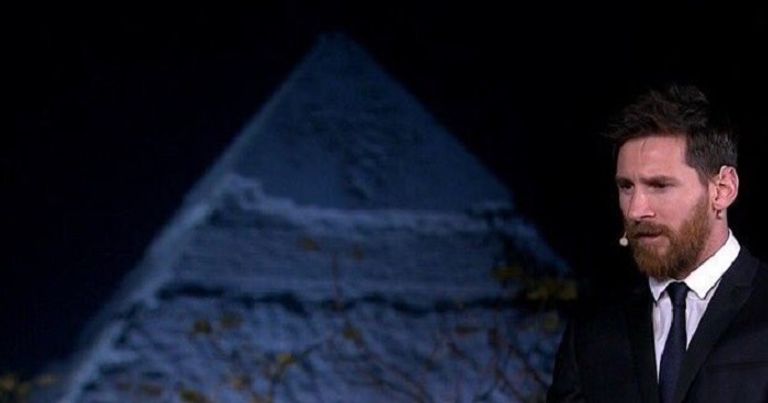 ميسي أمام الأهرامات
