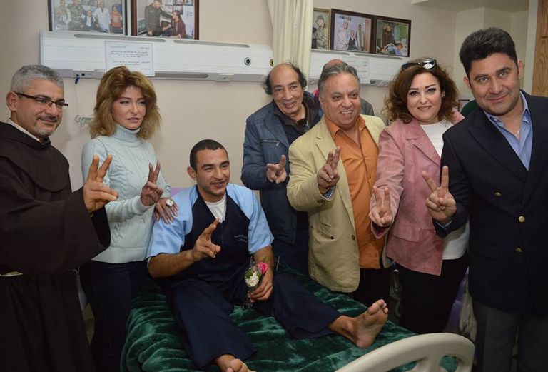 الوفد خلال زيارته للمصابين