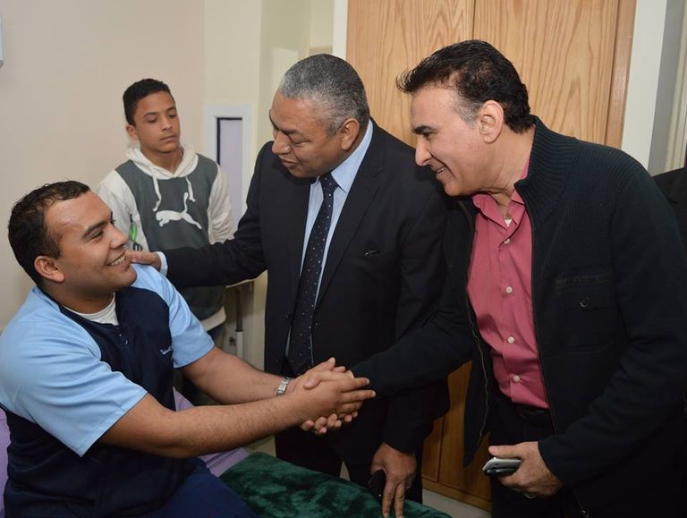 الوفد خلال زيارته للمصابين