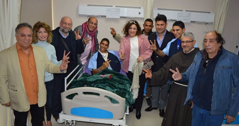 الوفد خلال زيارته للمصابين