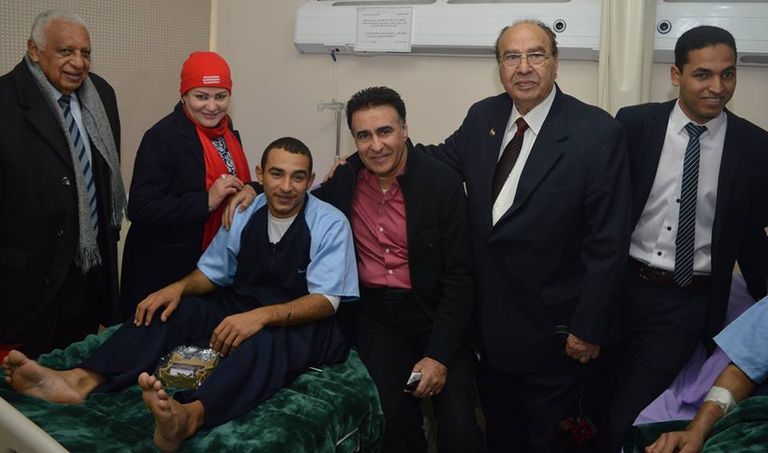 الوفد خلال زيارته للمصابين