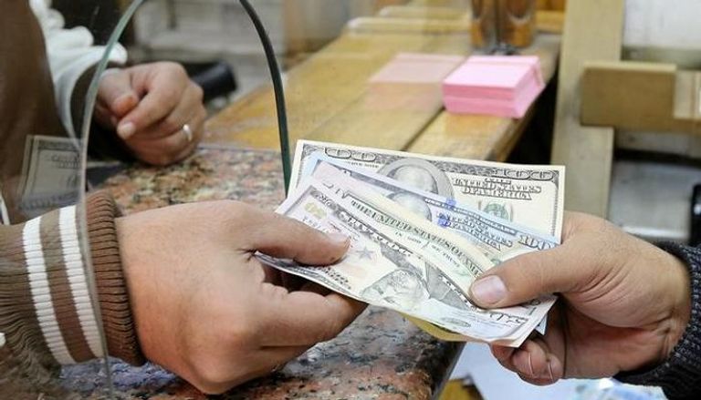 مصري يستبدل دولارات من أحد البنوك