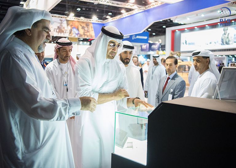 محمد بن زايد يتفقد معرض ايدكس 2017