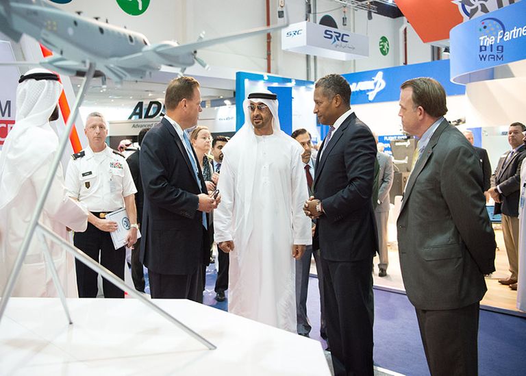 محمد بن زايد يتفقد معرض ايدكس 2017