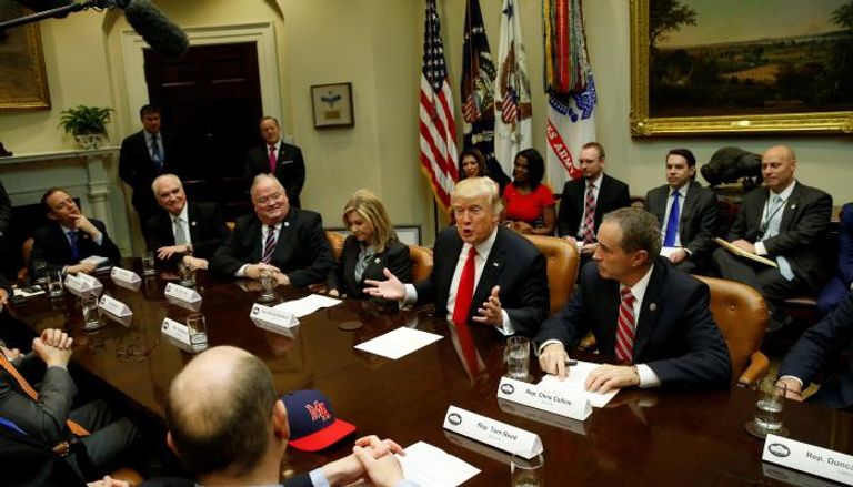 ترامب مع أعضاء من الحزب الجمهوري في اجتماع سابق (رويترز)