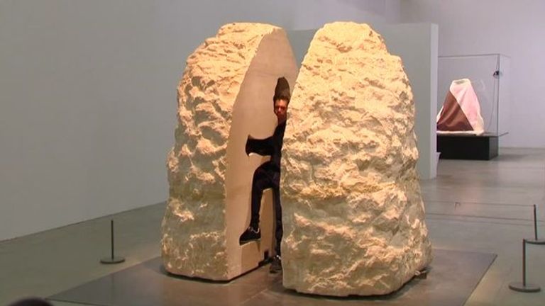 - لأسبوع كامل.. فنان فرنسي يسكن حجرا