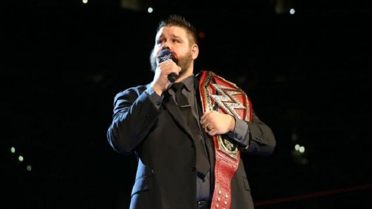 كيفين أوينز يتحدث إلى الجمهور