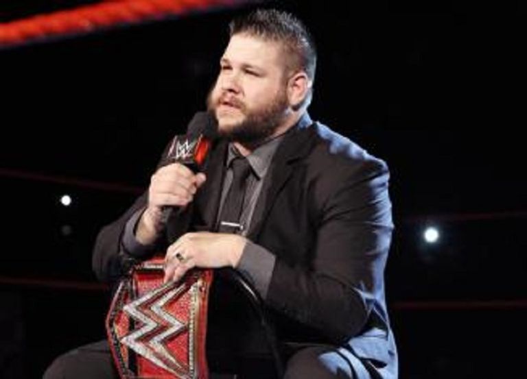 كيفين أوينز يتحدث إلى الجمهور