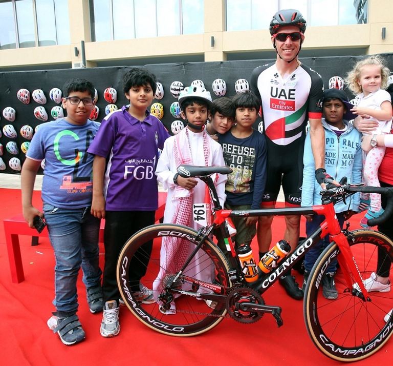 كوستا في صورة تذكارية مع الجماهير