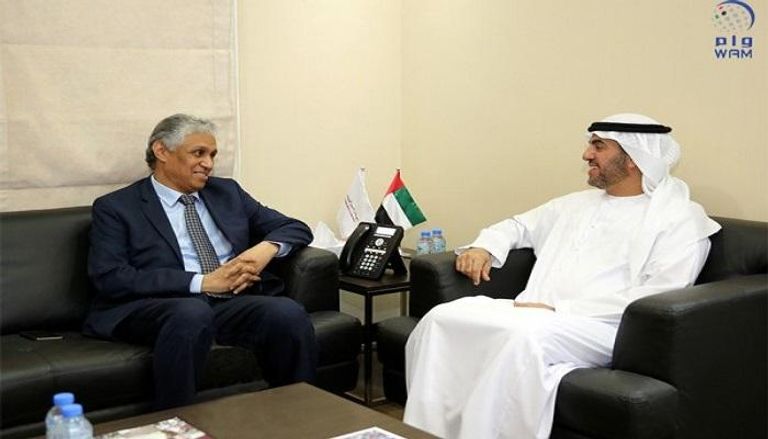 سفير اليمن برفقة حمدان المزروعي رئيس مجلس إدارة الهلال الأحمر