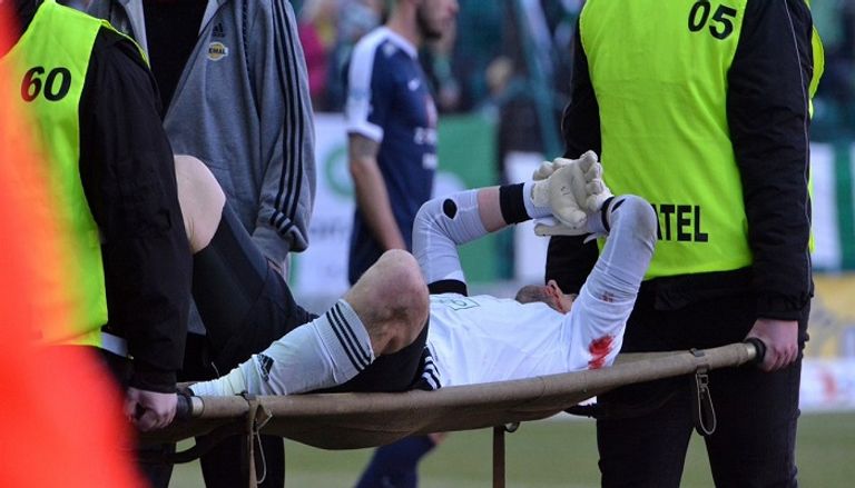 الحارس أثناء نقله خارج الملعب صورة من الواقعة