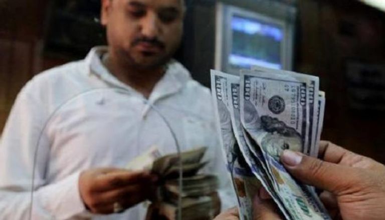 مواطن مصري يستبدل دولارات..رويترز