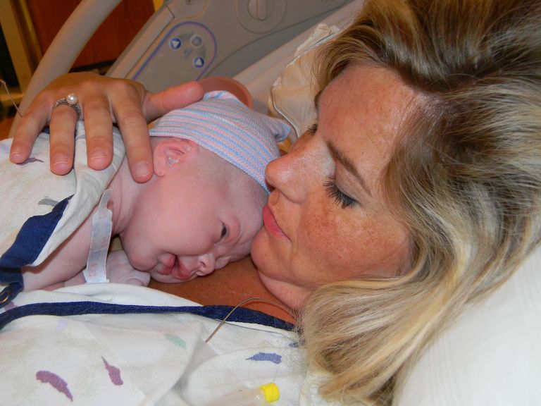 قد تشعر السيدات بالألم بعد الولادة تكتسب كثير من السيدات وزنا أثناء الحمل