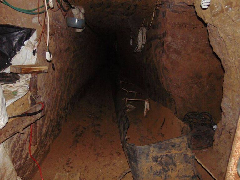 الجيش يدمر أنفاق التهريب في سيناء