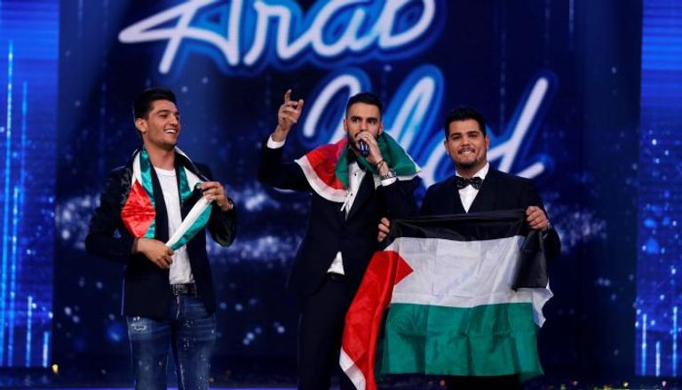 المتسابقان الفلسطينيان مع النجم محمد عساف