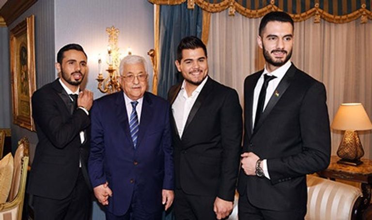 المتسابقان الفلسطينيان مع النجم محمد عساف