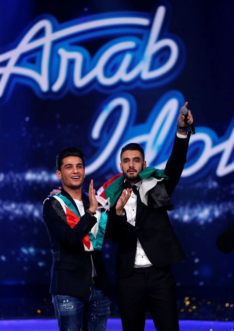 المتسابقان الفلسطينيان مع النجم محمد عساف