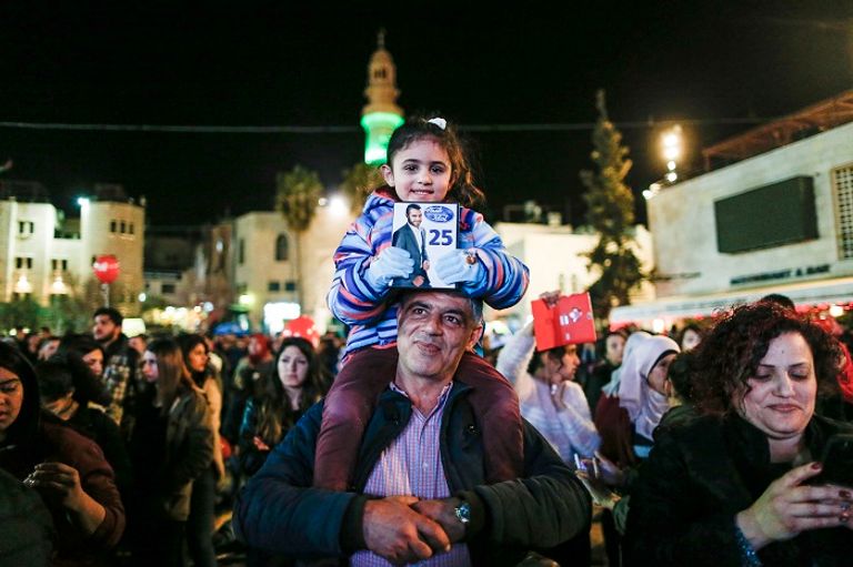 المتسابقان الفلسطينيان مع النجم محمد عساف