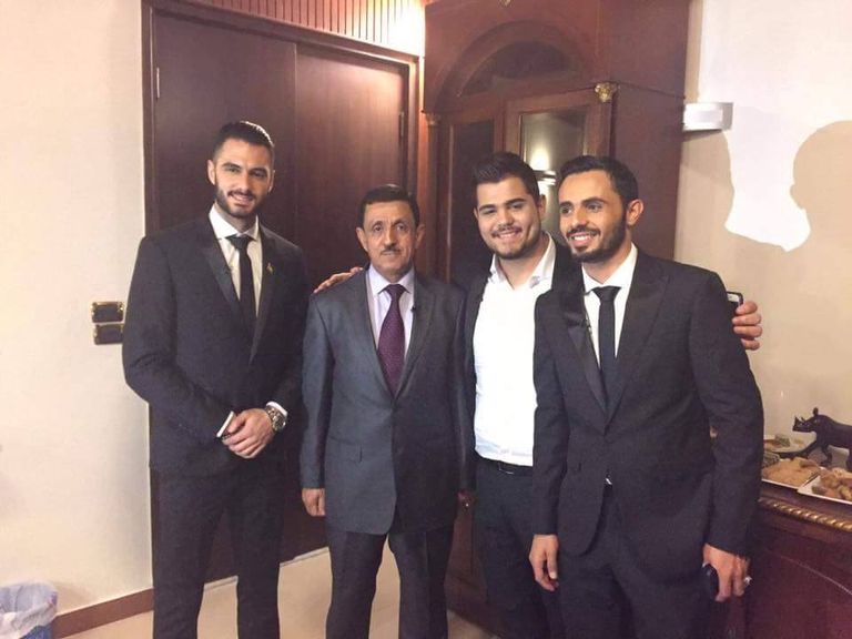 المتسابقان الفلسطينيان مع النجم محمد عساف