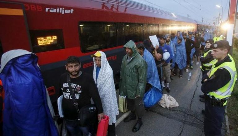 مهاجرون يركبون قطار من النمسا إلى ألمانيا 
