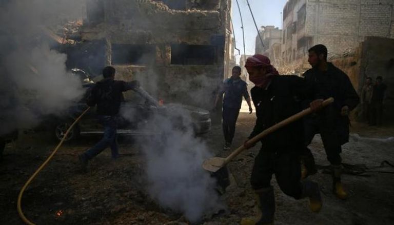 الدفاع المدني في موقع ضربات جوية قرب دمشق