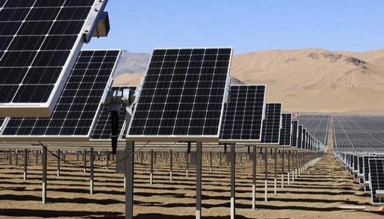 محطات توليد الطاقة الشمسية تحت الإنشاء ..رويترز