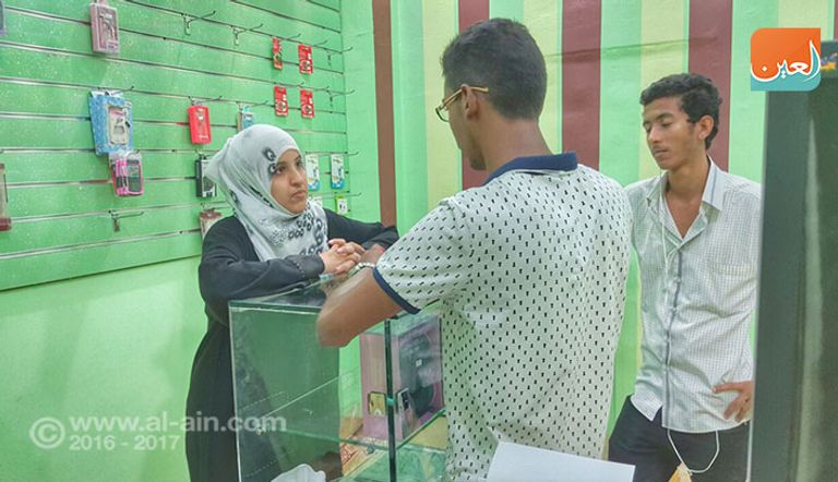 خلود تفحص أحد الهواتف