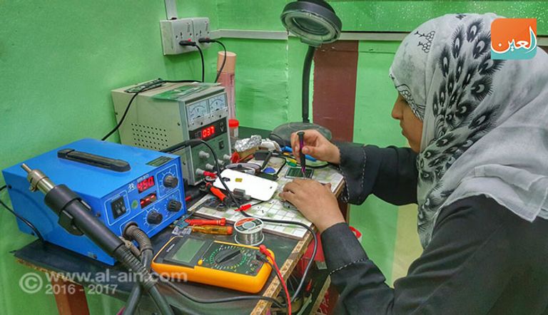 خلود تفحص أحد الهواتف