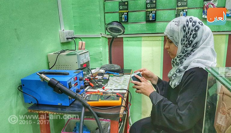 خلود تفحص أحد الهواتف