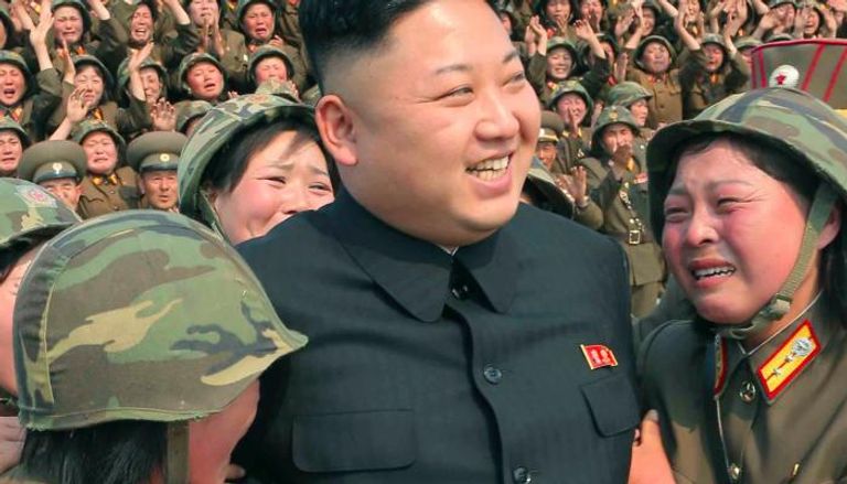 زعيم كوريا الشمالية وسط مجندات بجيش بيونج يانج